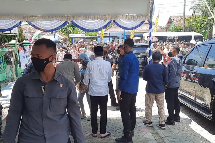 Seorang emak-emak sambil gendong bayinya nekat terobos pagar betis untuk temui Presiden Joko Widodo usai melaksanakan Salat Jumat di Masjid At-Taqwa, Kecamatan Randublatung, Kabupaten Blora, Jawa Tengah, Jumat (10/3/2023)