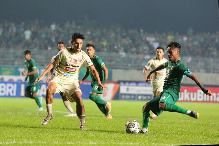 Aksi para pemain Persebaya dan Persija di lanjutan laga Lgia 1 2022-2023 di Stadion Gelora Joko Samudro, Gresik, pada Rabu (5/4/2023).