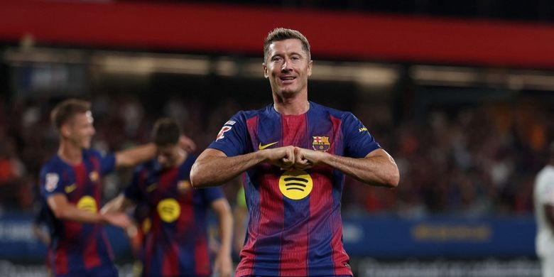 Robert Lewandowski merayakan gol keenam timnya dalam pertandingan sepak bola liga Spanyol antara FC Barcelona vs Valencia CF di Stadion Johan Cruyff di Barcelona, pada 14 September 2025. (Foto oleh Lluis GENE / AFP)