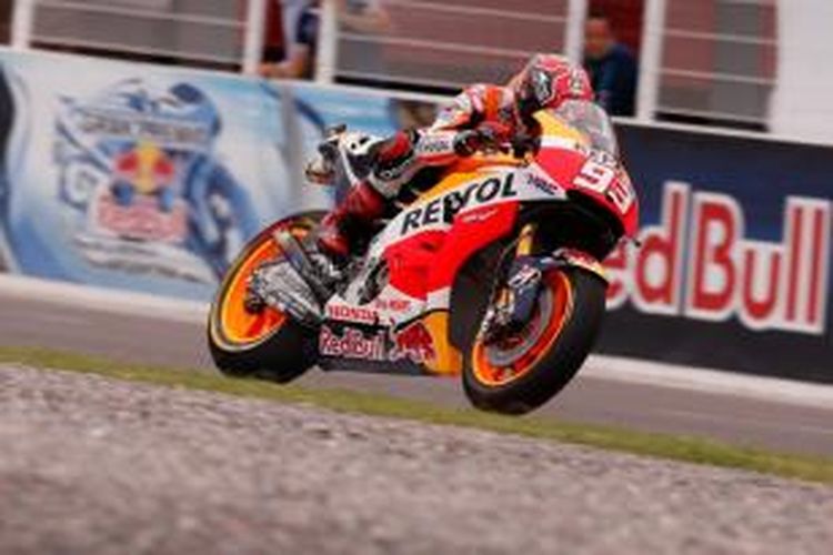 Pebalap Repsol Honda asal Spanyol, Marc Marquez, memacu motornya pada sesi latihan bebas kedua GP Argentina di Sirkuit Termas de Rio Hondo, Jumat (17/4/2015).