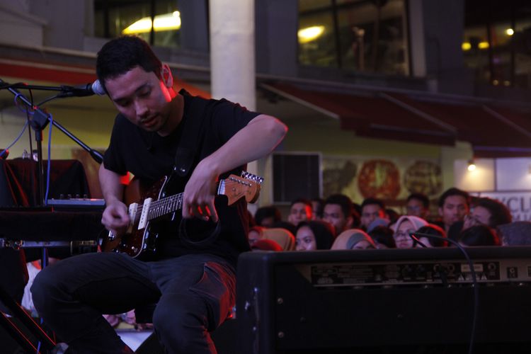 Gitaris The Trees and The Wild, Remedy Waloni, saat tampil dalam acara musik spesial bertajuk Traxkustik Pop Hari Ini Edisi Senandung Senandika yang dipersembahkan 101.4 Trax FM di Summarecon Mal Serpong, Tangerang Selatan, Minggu (21/5/2017) malam.