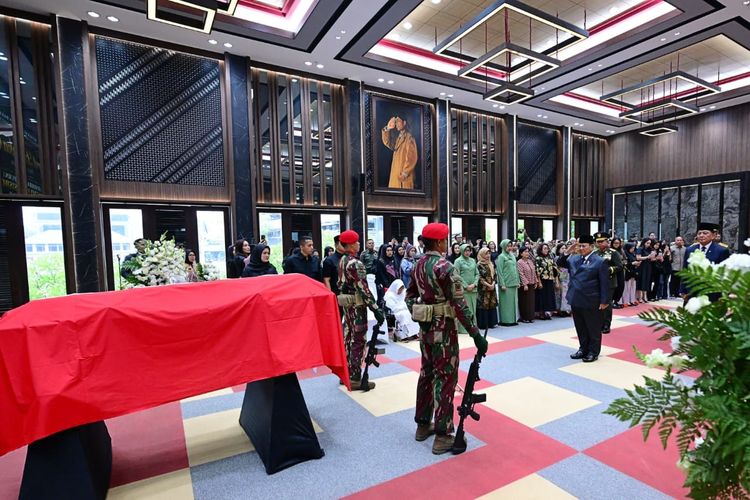 Prabowo Beri Penghormatan Terakhir ke Almarhum Jenderal Purn Subagyo HS