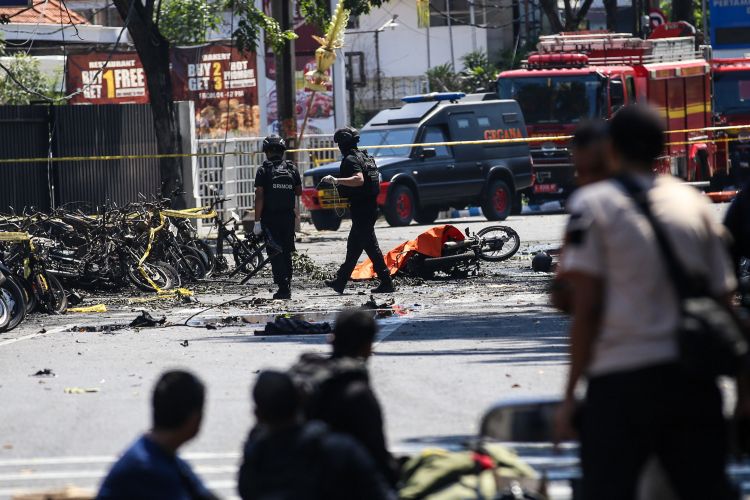 Anggota kepolisian bersiap meledakkan bom sisa di Gereja Pantekosta Pusat Surabaya (GPPS) di Jalan Arjuna, Surabaya, Jawa Timur, Minggu (13/5/2018). Akibat ledakan itu, 5 mobil dan 30 motor terbakar.