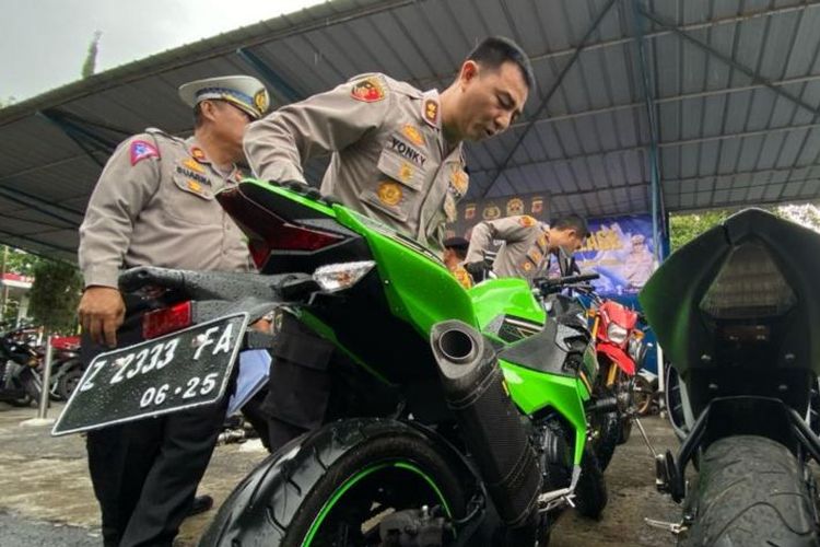 Kepala Kepolisian Resor Garut AKBP Rohman Yonky Dilatha menunjukkan knalpot sepeda motor yang diketahui harganya sampai jutaan rupiah di Markas Polres Garut, Jawa Barat, Selasa (23/2/1/2024). 