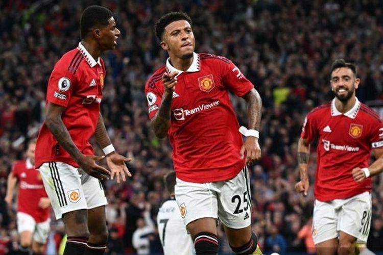 Jadon Sancho (tengah) berselebrasi setelah membobol gawang Liverpool pada laga pekan ketiga Liga Inggris 2022-2023 di Stadion Old Trafford, Selasa (23/8/2022) dini hari WIB. Laga Man United vs Liverpool berakhir dengan skor 2-1. Terkini, Man United akan menyambangi markas Liverpool. Duel Liverpool vs Man United digelar pada Minggu (5/3/2023) 23.30 WIB. 