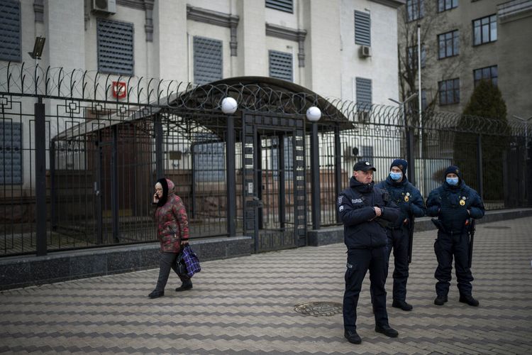 Petugas polisi Ukraina berjaga di depan Kedutaan Besar Rusia di Kiev, Ukraina, Rabu, 23 Februari 2022. 