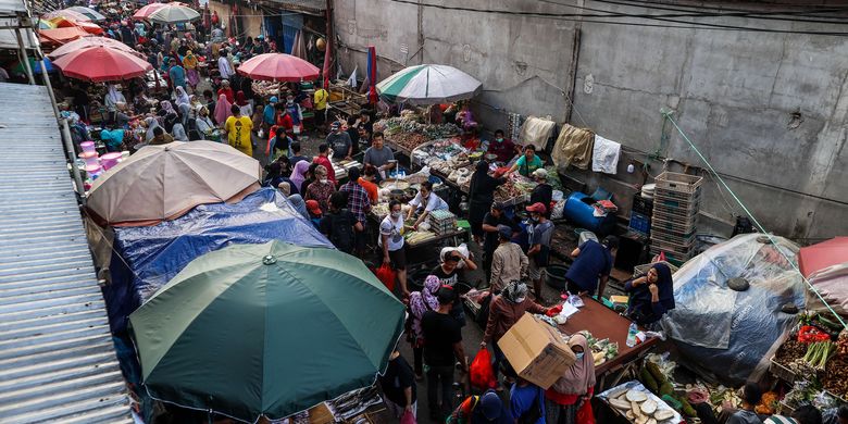 Warga berbelanja di Pasar Kebayoran Lama, Jakarta Selatan, Selasa (11/5/2021). Meskipun masih dalam masa pandemi Covid-19, pasar tradisional hingga pasar swalayan ramai dipadati pengunjung yang hendak berbelanja berbagai kebutuhan untuk Lebaran.