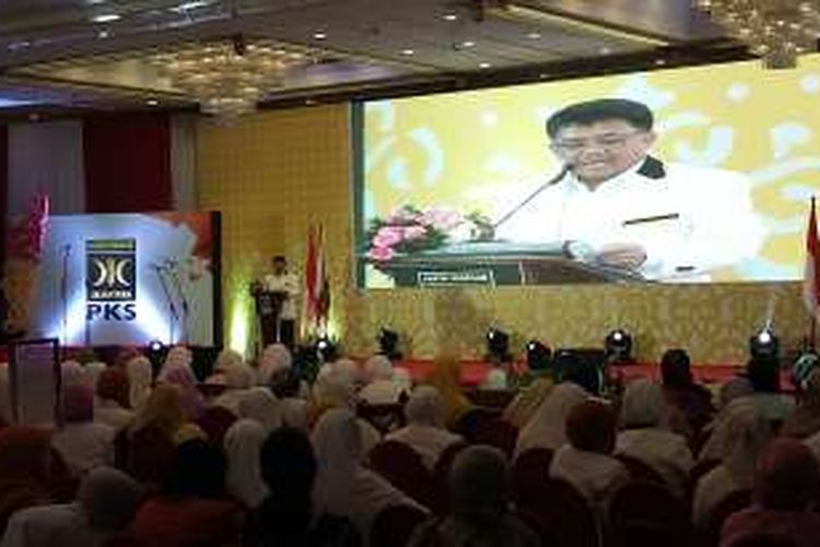 Presiden PKS Sohibul Iman berpidato dalam Milad ke-8 PKS di Hotel Kartika Chandra, Jakarta, Minggu (24/4/2016).