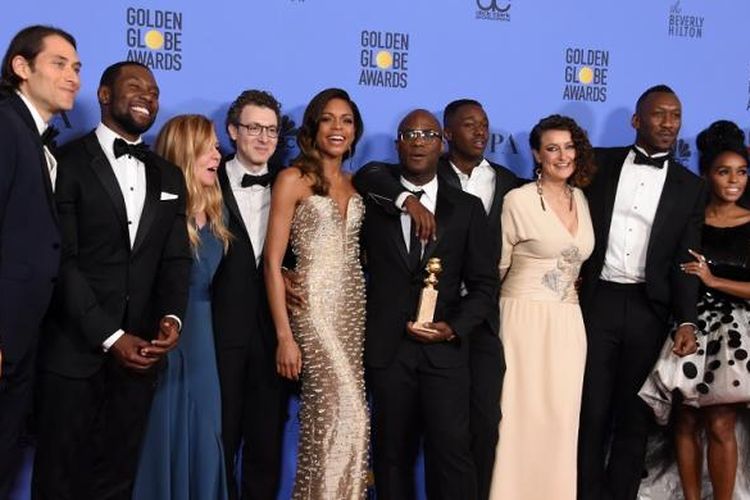 Para bintang dan kreator film Moonlight berpose dengan trofi Best Motion Picture - Drama dalam Golden Globe Awards 2017 yang dihelat di The Beverly Hilton Hotel, Beverly Hills, California, Minggu (8/1/2017).