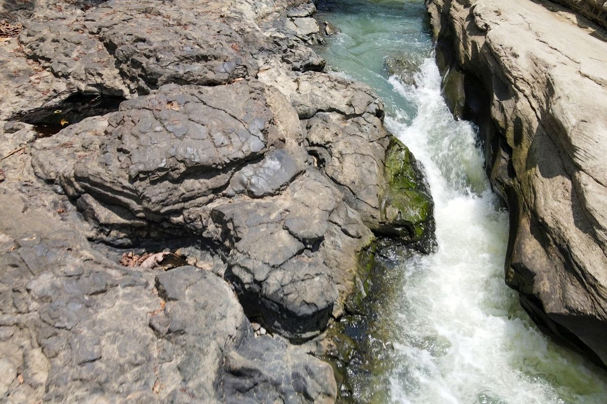 Kenampakan Lava Bantal Berbah yang berada di Daerah Istimewa Yogyakarta. 