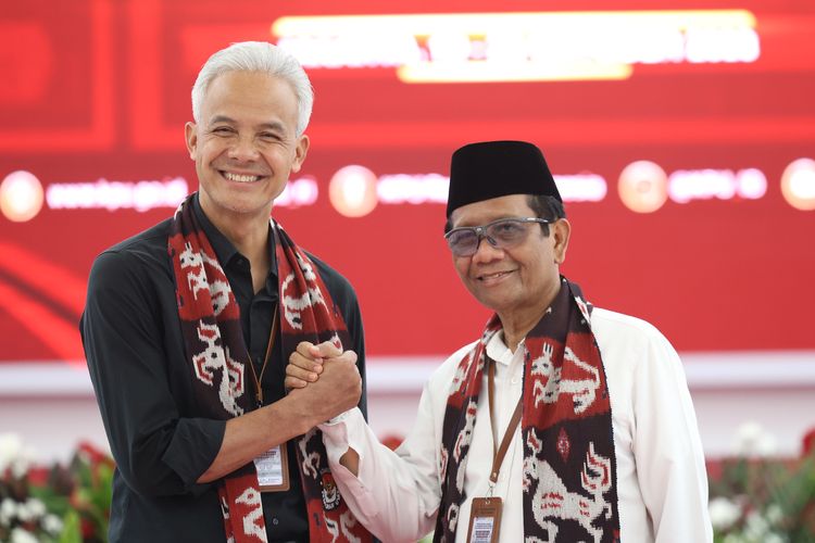 Ganjar Pranowo dan Mahfud MD saat pendaftaran diri sebagai capres dan cawapres di KPU, Jakarta Pusat, Kamis (20/10/2023).