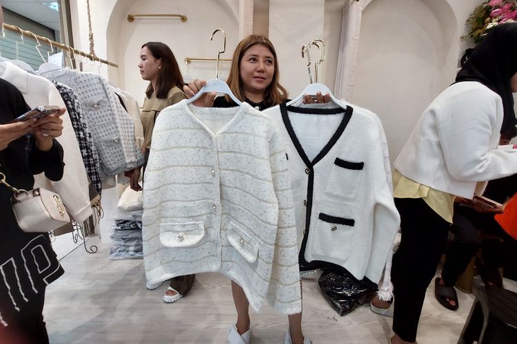Widdya (40), owner W Studio, yang menjual blazer korea dengan bahan tweed di kiosnya.