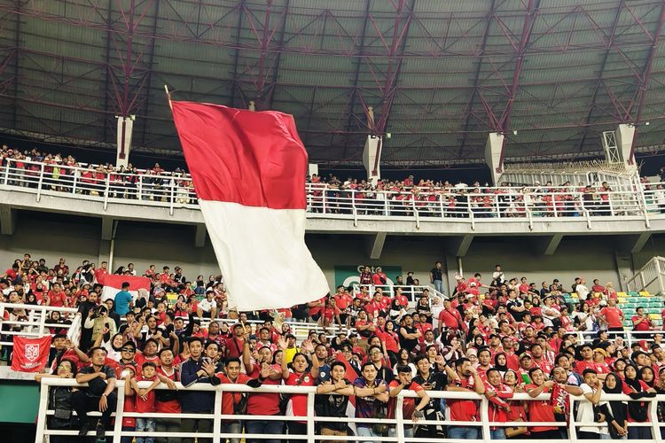  Suporter timnas Indonesia mengibarkan bendera merah putih saat mendukung laga FIFA Matchday 2025 melawan Taiwan yang berakhir dengan skor 5-0 di Stadion Gelora Bung Tomo Surabaya, Jawa timur, Jumat (5/9/2025) malam.