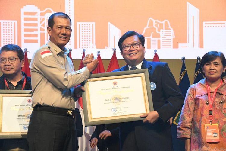 IPB University dan Himpunan Alumni (HA) IPB University mendapat penghargaan dari Badan Nasional Penanggulangan Bencana (BNPB) Kategori Dunia Pendidikan, Yayasan atau Foundation yang telah berpartisipasi dalam penanggulangan bencana tahun 2019. Penghargaan tersebut diberikan secara langsung oleh Kepala BNPB, Doni Monardo dalam Rapat Koordinasi Nasional BNPB tahun 2020 di Sentul International Convention Center (SICC), Bogor, Selasa (4/2). 