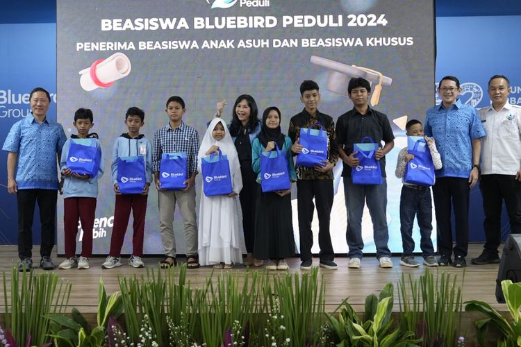 Bluebird Salurkan 64.000 Beasiswa ke Anak-anak Pengemudi dan Karyawan