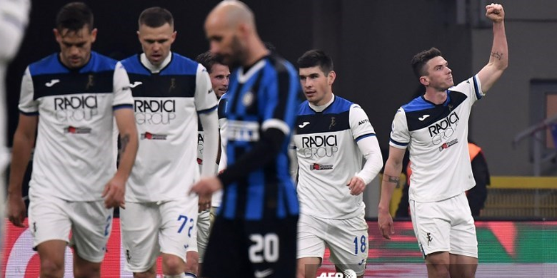 Pemain Inter Milan, Borja Valero berjalan pelan di hadapan para pemain Atalanta yang berselebrasi merayakan gol dalam laga pekan ke-19 Serie A Liga Italia di Stadion Giuseppe Meazza, San Siro, Milan, Sabtu (11/1/2020) .