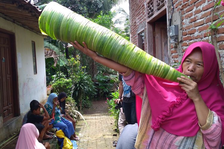 Warga Desa Karanglo, Kecamatan Cilongok, Kabupaten Banyumas, Jawa Tengah, membuat turutu, terompet tradisional dari janur untuk menymabut tahun baru.