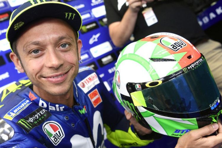 Valentino Rossi memamerkan desain helm terbarunya saat sesi latihan bebas MotoGP Italia, Sabtu (2/6/2018).
