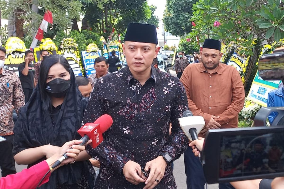 Ketua Umum Partai Demokrat Agus Harimurti Yudhoyono (AHY) menyampaikan belasungkawa atas kepergian Achmad Hermanto Dardak, ayah dari Wakil Gubernur Jawa Timur Emil Elistianto Dardak. Pernyataan turut berduka cita itu ia sampaikan saat melayat ke rumah duka, di Jalan Swakarsa V nomor 28, Kelurahan Pondok Kelapa, Kecamatan Duren Sawit, Jakarta Timur, Sabtu (20/8/2022).