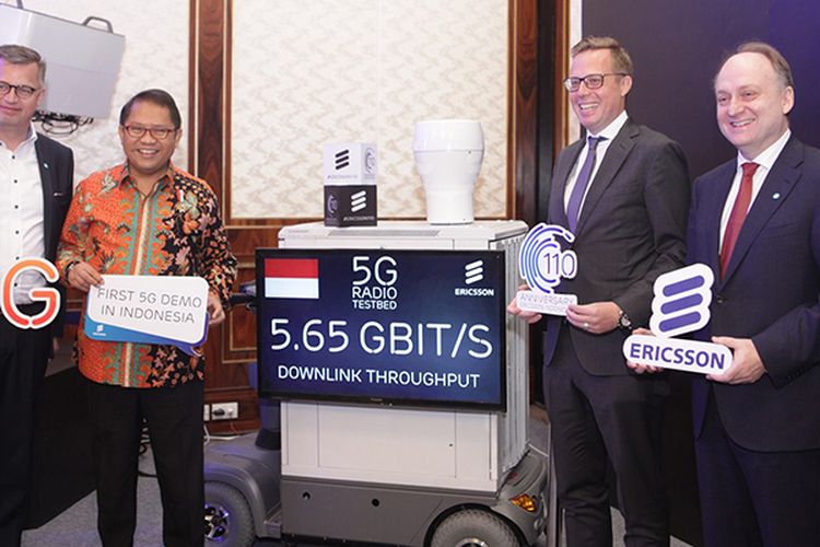 Menkominfo Rudiantara bersama Presiden Direktur Ericsson Indonesia Thomas Jul, saat mencoba salah satu teknologi yang didukung oleh 5G pada acara Demo 5G Ericsson, Senin (3/4/2017).