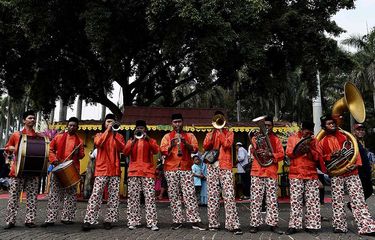 Foto dirilis Rabu (24/7/2019), memperlihatkan kelompok musik memainkan Tanjidor saat Lebaran Betawi di Monas, Jakarta. Lebaran Betawi yang telah berlangsung ke-12 kalinya ini untuk pertama kalinya digelar di Monas pada tahun ini, menampilkan berbagai kesenian, kuliner, hingga rumah khas Betawi