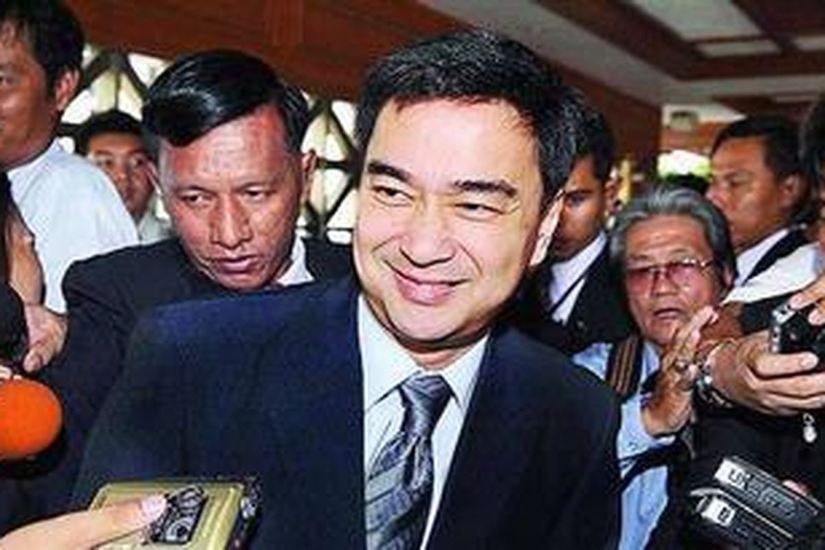 Program-program Abhisit dinilai belum dapat mengatasi masalah politik. Para pendemo tetap turun ke jalan dan meminta Abhisit menggelar pemilu dengan tenggat waktu akhir tahun 2011. 