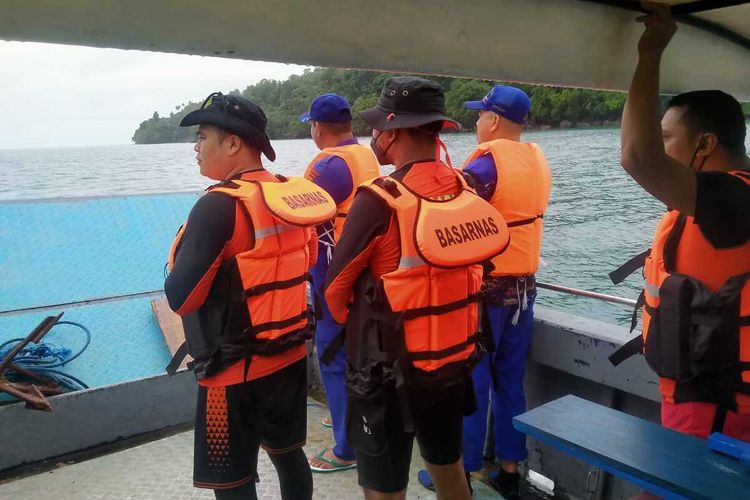 Tim SAR bersiap melakukan pencarian teehadap seorang nelayan asal desa Haruku, Kabupaten Maluku Tengah yang hilang saat melaut, Sabtu (30/7/2022)
