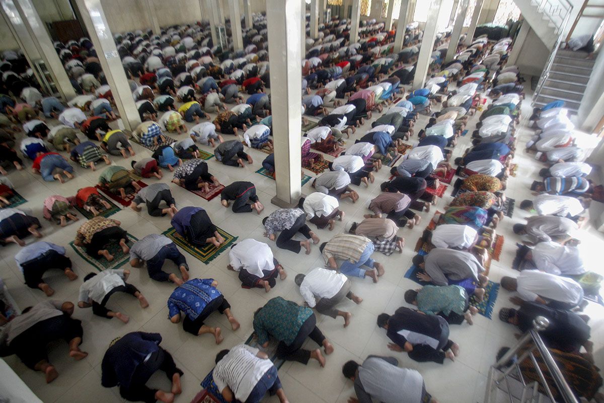 Sejumlah umat Islam melakukan ibadah Shalat Jumat di Masjid Jami Abdurahman Bin Auf di Cibinong, Kabupaten Bogor, Jawa Barat, Jumat (29/5/2020). Bupati Bogor Ade Yasin menyebutkan bahwa sejumlah fasilitas umum seperti rumah ibadah, rumah makan dan sekolah di Kabupaten Bogor, Jawa Barat, akan dibuka secara bertahap menjelang penerapan tatanan normal baru tentunya dengan menerapkan protokol kesehatan.