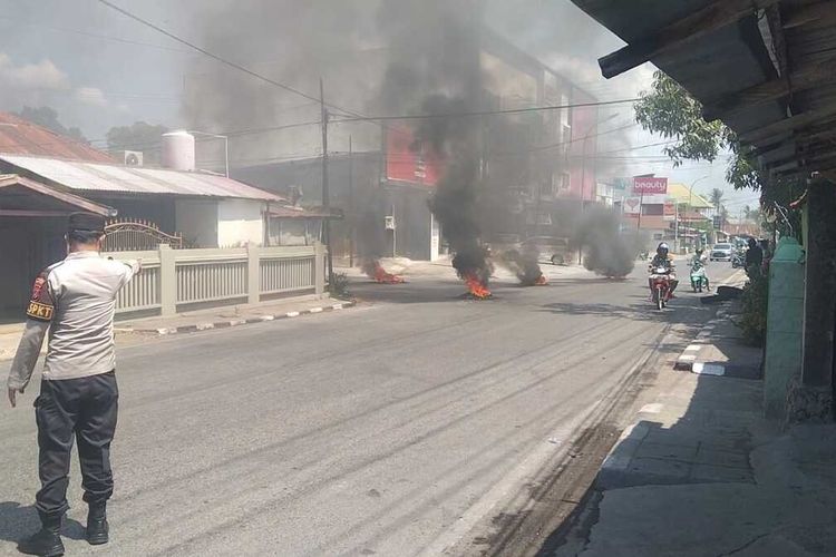 Kasus Penikaman Pemuda di Baubau Memanas, Warga Bakar Ban dan Blokade Jalan