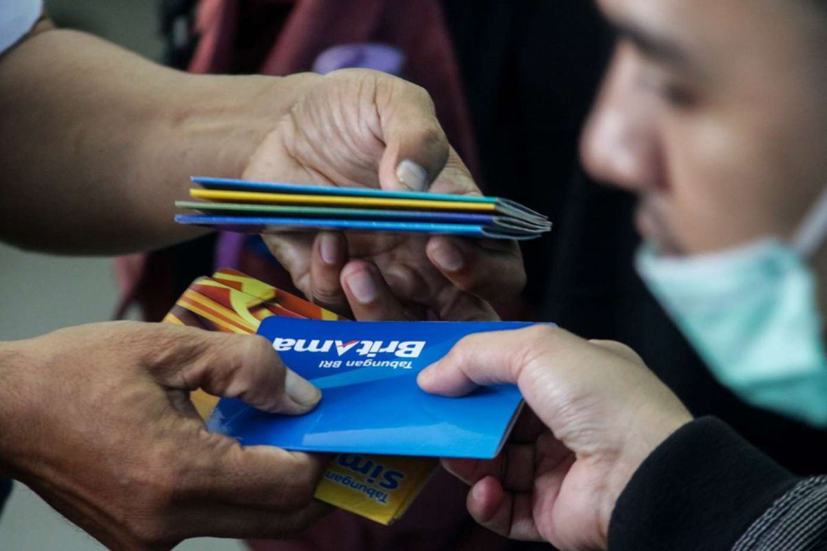 Petugas saat melayani nasabah untuk melakukan pergantian kartu ATM Bank BRI di Kantor Cabang Bank BRI Depok, Kota Depok, Minggu (25/3/2018). 