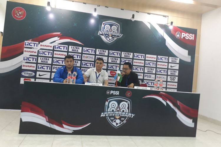 Pelatih Uzbekistan, Rashan Xaydrov (tengah), dalam jumpa pers usai timnya bermain imbang 2-2 melawan Korea Utara pada laga PSSI Anniversary Cup 2018 di Stadion Pakansari, Cibinong, Jumat (27/4/2018).
