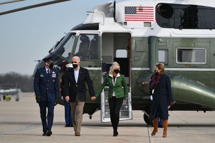 Presiden AS Joe Biden bersama ibu negara, Jill Biden setelah turun dari Air Force One di Pangkalan Gabungan Andrews. [Mandel Ngan/AFP]