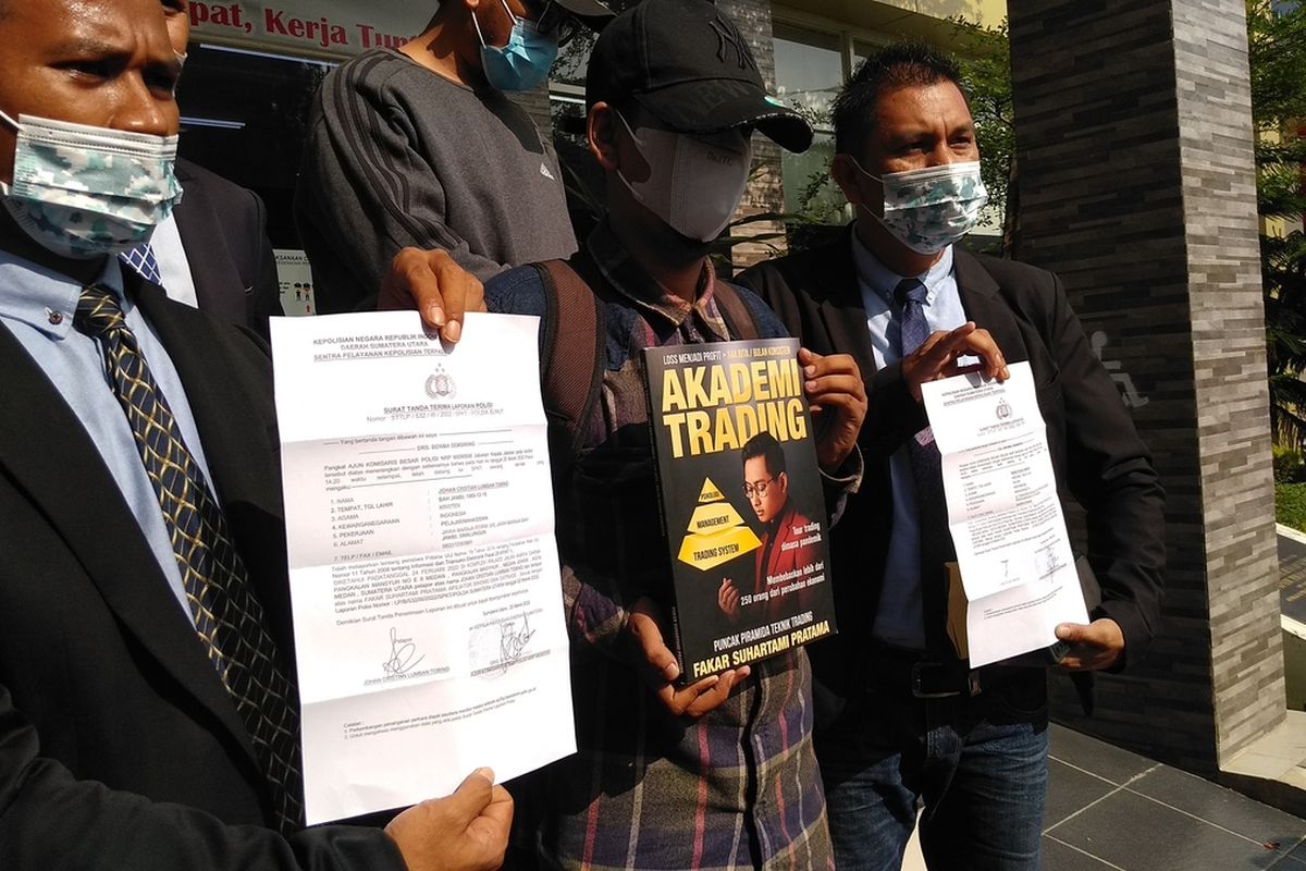 Dua korban penipuan bermodus Binomo dan Oxtrade membuat laporan di Sentra Pelayanan Kepolisian Terpadu (SPKT) di Polda Sumut pada Selasa (22/3/2022) sore. Satu dari 4 orang yang dilaporkan berinisial FSP yang diduga sebagai tersangka Indra Kenz yang kini kasusnya ditangani Bareskrim Mabes Polri.