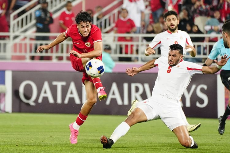 Arafat Haj Ibrahim (kanan) mencoba menekel Rafael Struick dalam laga Yordania vs Indonesia pada Grup A Piala Asia U23 2024 di Stadion Abdullah bin Khalifa, Doha, Qatar, Minggu (21/4/2024). 
