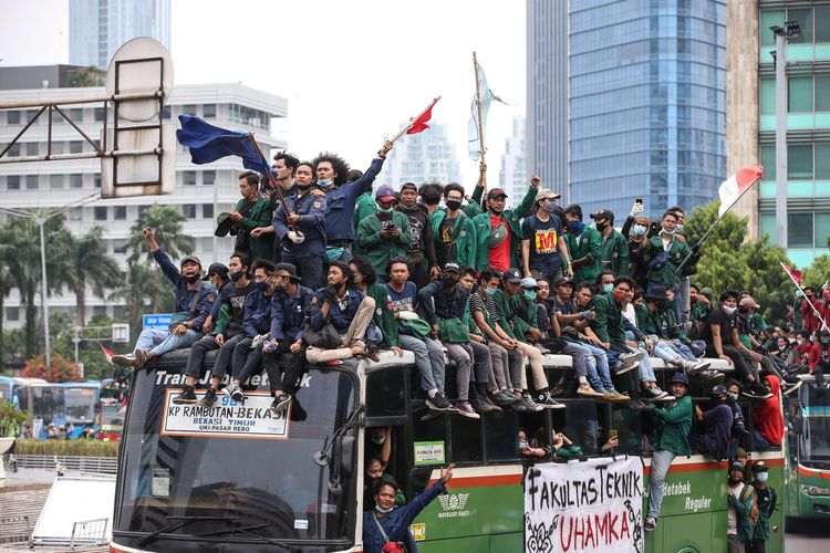 Mahasiswa menuju Istana Negara, Jakarta untuk menggelar unjuk rasa menolak UU Cipta Kerja, Kamis (8/10/2020).