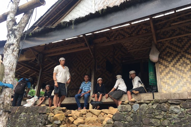 Beberapa penduduk Baduy Dalam sedang berada di Kampung Balingbing (Baduy Luar), Desa Adat Baduy atau Desa Kanekes, Kecamatan Leuwidamar, Kabupaten Lebak, Banten, Sabtu (17/2/2018).