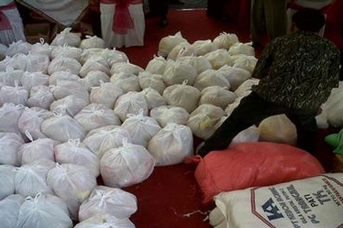 Petugas menyiapkan barang kebutuhan pokok yang akan dijual dalam pasar murah di halaman Kantor Dinas Perdagangan dan Perindustrian Kota Semarang, Rabu (1/8/2012).