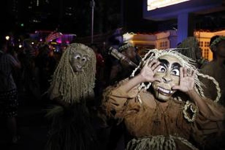 Orang Asli Carey Island, Selangor mengikuti parade Malaysia International Mask Festival 2015, Jumat (14/8/2015). Parade topeng ini dimulai dari gedung Malaysia Tourism Center. 