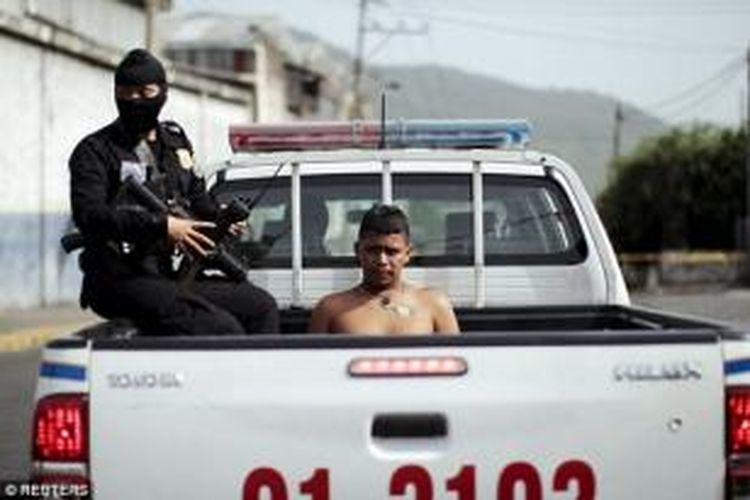 Polisi El Salvador menangkap seorang anggota geng kriminal di negeri itu.