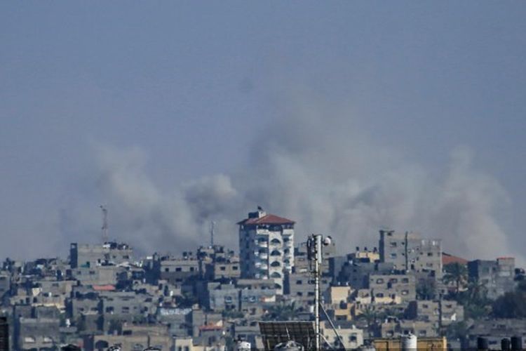 Asap mengepul menyusul pengeboman Israel di Rafah, di Jalur Gaza selatan, pada Sabtu (25/5/2024), di tengah konflik yang sedang berlangsung antara Israel dan kelompok Palestina Hamas. 