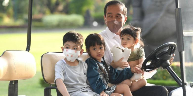 Momen Presiden Joko Widodo mengisi libur Lebaran bersama ketiga cucunya di Yogyakarta, Selasa (3/5/2022).