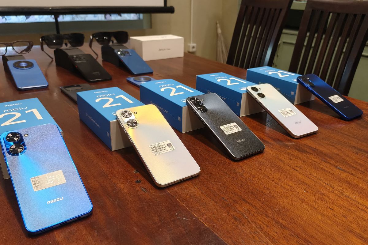 Meizu Mblu 21 hadir dalam pilihan warna black, blue, dan white. Ponsel ini dibanderol dengan harga mulai Rp 1 juta.