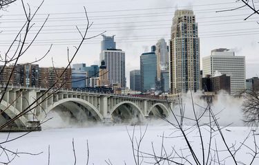 Uap air berembus di atas Air Terjun St Anthony di Sungai Mississippi, Minneapolis, Minnesota, saat terjadi suhu dingin yang ekstrem, Kamis (31/1/2019). Penduduk AS tengah menghadapi fenomena cuaca dingin ekstrem dengan suhu mencapai minus puluhan derajat Celsius dan telah menyebabkan sedikitnya 7 orang tewas.