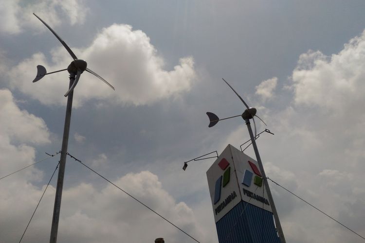 Universitas Pertamina membangun pembangkit listrik tenaga angin di atap gedung Universitas Pertamina, Simprug, Jakarta. Pemerintah mengajak perguruan tinggi mengembangkan energi baru terbarukan untuk mengantisipasi berkurangnya energi fosil.
