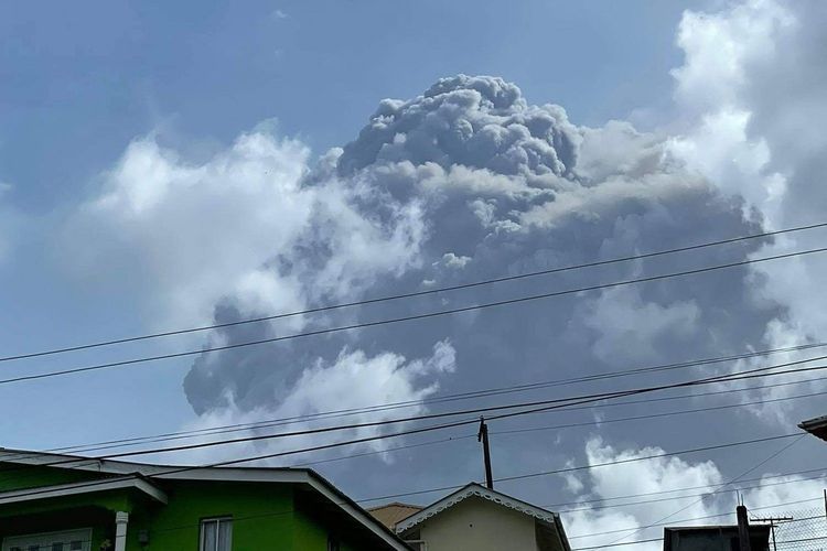 Foto dari warga bernama Zen Punnett menunjukkan awan panas dari letusan Gunung La Soufriere pada Jumat (9/4/2021). Gunung La Soufriere meletus untuk pertama kalinya dalam 40 tahun di St Vincent, Kepulauan Karibia, memuntahkan abu vulkanik dan awan panas setinggi 6.000 meter ke angkasa. Sebanyak 16.000 orang diperkirakan mengungsi.