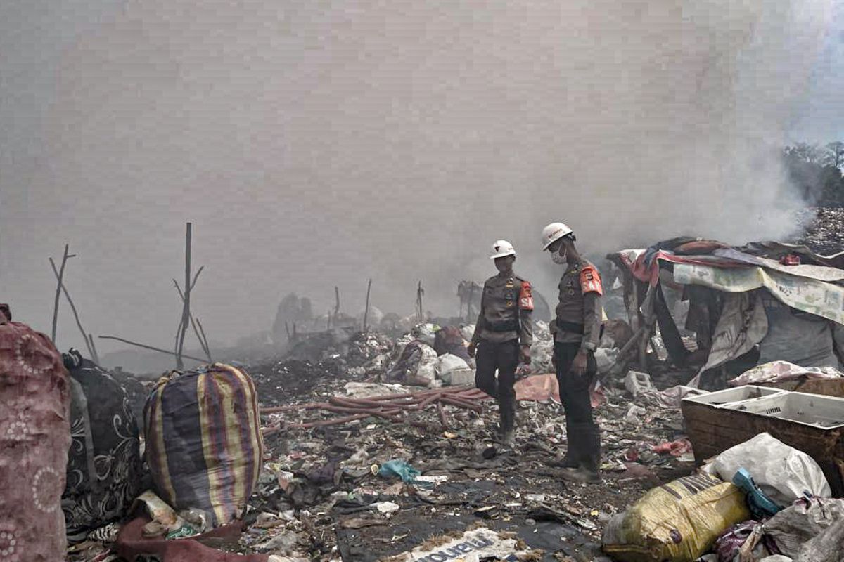 Kebakaran di TPA Sarimukti, Kecamatan Cipatat, Kabupaten Bandung Barat (KBB), Jawa Barat tak kunjung padam meski sudah hari keenam, Kamis (24/8/2023).