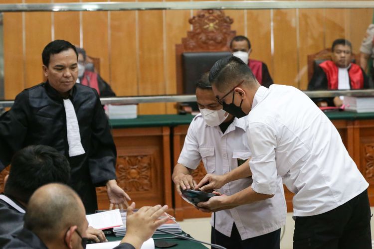 Terdakwa mantan Kapolres Bukittinggi, AKBP Dody Prawiranegara menjalani sidang tuntutan di Pengadilan Negeri Jakarta Barat, Senin (27/3/2023). Jaksa penuntut umum (JPU) menuntut hukuman 20 tahun penjara dan denda sebesar Rp 2 miliar terhadap Dody Prawiranegara atas kasus peredaran narkotika jenis sabu.