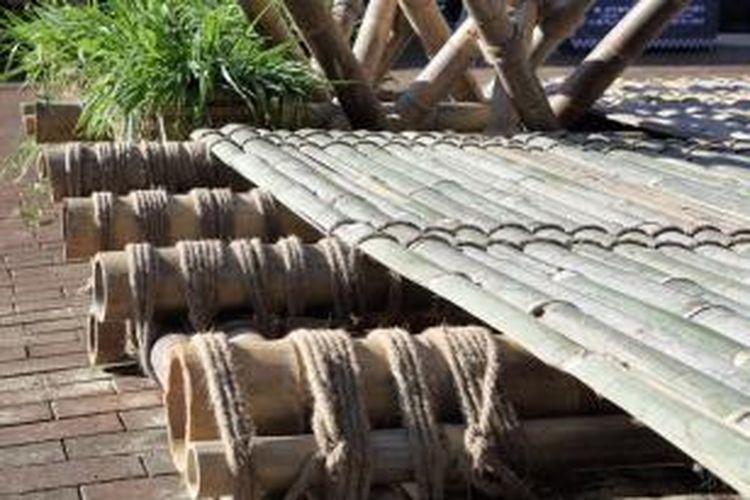 Semua sendi diikat dengan tali, sehingga meninggalkan bekas yang sangat sedikit. Dengan demikian, bambu-bambu ini dapat digunakan kembali setelah instalasi.