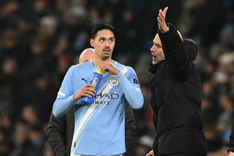 Manajer Manchester City, Pep Guardiola, berbicara dengan Tijjani Reijnders saat jeda pertandingan Liga Inggris antara Manchester City dan Chelsea di Stadion Etihad di Manchester, barat laut Inggris, pada 4 Januari 2026.