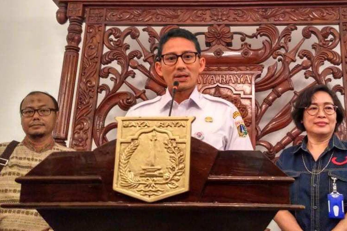 Direktur Utama PD Dharma Jaya Johan Romadhon, Wakil Gubernur DKI Jakarta Sandiaga Uno, dan mantan Direktur Utama PD Dharma Jaya Marina Ratna Dwi Kusumajati di Balai Kota, Rabu (23/5/2018).